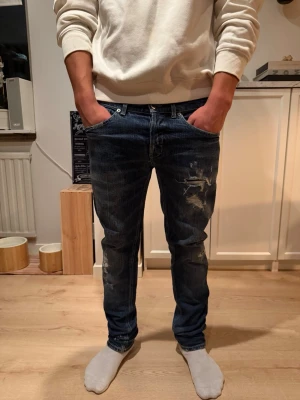 Dondup George  -  Dondup jeans george storlek 33 ny pris 4000 original slitningar från fabrik har mått vid midja och längd. Hör av dig vid frågor 