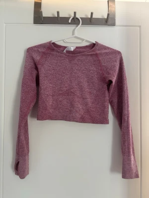 Träningstopp - Långärmad rosa träningströja i storlek S. Vet tyvärr inte vilket märke den är från💕