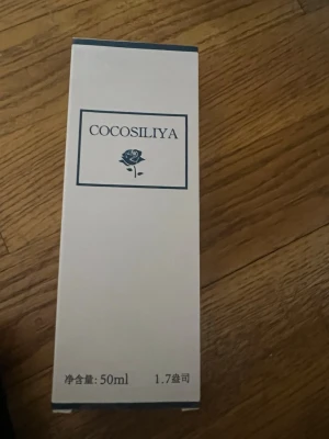 COCOSILIYA parfym 50ml - Två parfymer från COCOSILIYA, båda i 50ml förpackningar. Ena har blå detaljer och den andra rosa, båda med en stilren vit kartong och en ros på framsidan. Perfekt storlek att ha med sig i väskan.