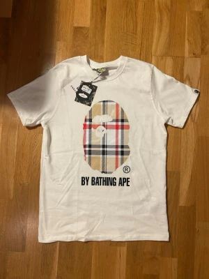 Vit t-shirt By Bathing Ape - Bape t-shit storlek S, säljer för att den är för stor. Aldrig använd, kom DM för frågor 👌