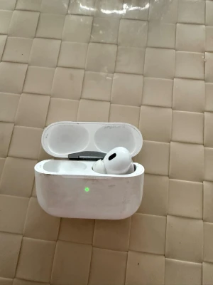 AirPods Pro - Funkar skit bra men den andra AirPodsen finns ej. Skalet har fått missfärgning
