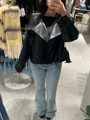 Skinn trenchcoat slutsåld Ginatricot  - Fin skinn trenchcoat från Ginatricot som är slutsåld. Det är helt ny och har prislappen kvar. Den är i strl xs