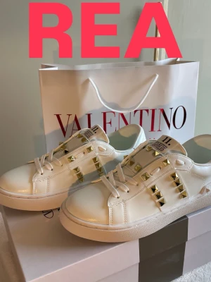 REA!!!, valentino sneakers. - Endast 999 Tom 30/8. Säljer valentino garavani skor, rockstud 11 med guld färgade nitar. Väldigt fina och passar till de mesta, sommar skor som passar perfekt nu till sommaren, allt medföljer som på bild. Box och påse. Va snabb me beställningar, alla storlekar finns inne, för frågar är det bara att höra av sig🥰