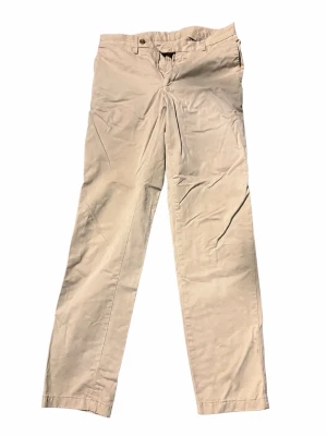 Oscar Jacobson beige chinos/byxor – Strl 46 - Stilrena beige byxor från Oscar Jacobson i modell Danwick, storlek 46. Köpta på NK för ca 1 100 kr och kvitto finns. Klassisk och välsittande modell i en väldigt lättmatchad beige färg. Perfekta både till vardags och mer dressade outfits med skjorta, stickat eller kavaj.  Fint skick. Nypris: ca 1 100 kr Storlek: 46 Modell: Danwick Trousers Köpta på NK Kvitto finns ✅