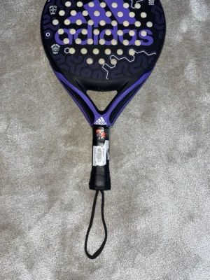 Padelrack - Hej jag säljer mitt padelrack med märket adidas den är helt ny och är en av de bästa padelracket man kan hitta på marknaden ny pris kan gå runt 2200-2300 jag väljer att sälja den för 1900 snabbafär kan minskas med några hundralappar.