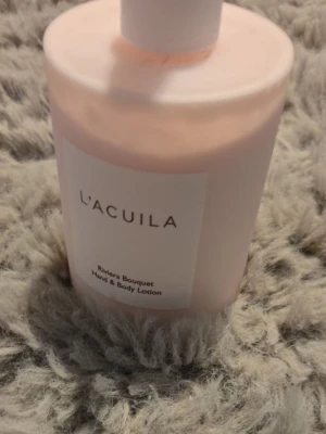 L'Acuila Riviera Bouquet Body Lotion - L'ACQUILA Riviera Bouquet Hand & Body Lotion. En lyxig hand- och kroppslotion som återfuktar huden. Taget väldigt lite