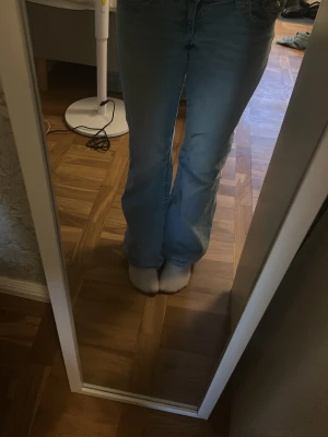 Ljusblå bootcut jeans - Säljer ett par ljusblå bootcut jeans med klassisk femficksdesign. Jeansen har en lätt utsvängd passform nertill och är tillverkade i denim 🩷
