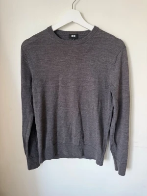 Uniqlo tröja  - Tjabba! Säljer nu denna uniqlo tröjan  i storlek XS! Den är i ett bra skick 8/10, inga defekter! Moddelen är ca 180! Om ni har några tankar eller funderingar är det bara att höra av sig😁!