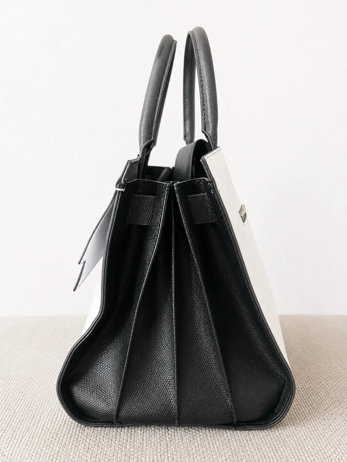 Birkin-inspirerad Guess Vit handväska med silverdetaljer - 2