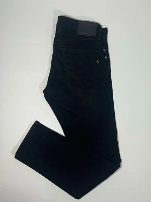 Replay anbass jeans - 👕 Plagg: Jeans                                                          📏 Storlek: 32/32                                                            🏷️ Märke/Modell: Replay anbass                                                  ✨ Skick: Fint skick                                                        💬 Vid frågor är det bara att skriva!                                                                                          🛍️ Gramenti