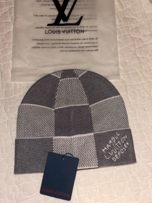 Grå lv mössa - Jätte fin grå louis vuitton mössa som passar till bra stil däremot en grå outfit fin skick