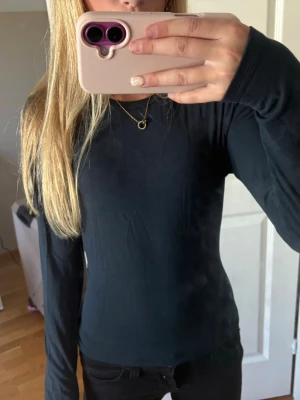 Svart långärmad topp  - Använd 1 gång och är i jättefint skick! Storlek S
