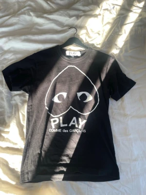 Play T-shirt - Säljer denna för den var lite för liten för mig. Toppskick!! Storlek S 