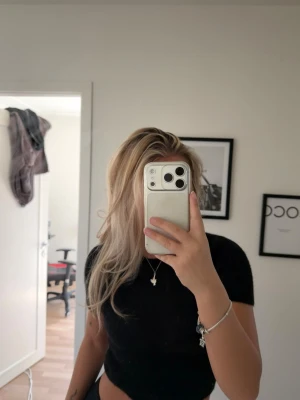 Stackad Zara - En mjuk lätt T-shirt från Zara, i stickat material i storlek M. Ganska tunt skönt material med stretch i. Änvänd ett få tal gånger