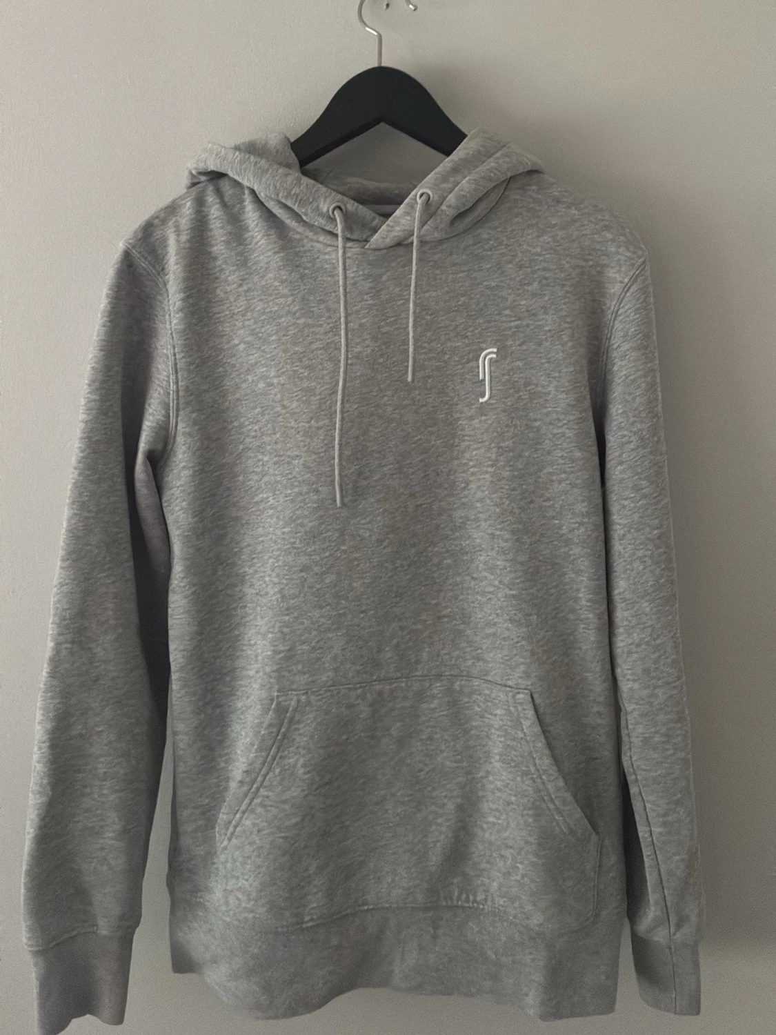 Grå hoodie med vit logga ifrån rs  - 1