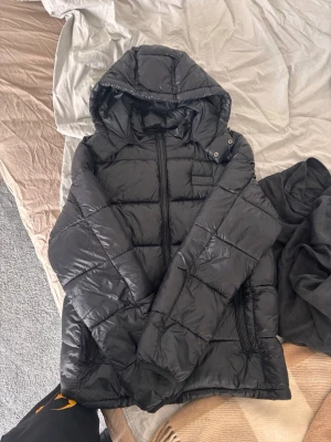 Karl Lagerfeld Puffa Jacka - Storlek L inte särskillt använd liknar monca maya 