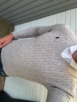 Ralph Lauren stickad tröja - Skön raffe tröja som passar bra med skjorta eller piké under. Liten i storlek, står M men sitter som en S