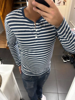 Randig Henley - Storlek M, skick 10/10 som ny. Postar samma dag!