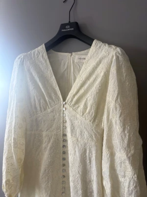 Ljusgul långklänning från Adoore  - Ljusgul klänning från Adoore, aldrig använd. Den är insydd i armare så dom är inte lika stor