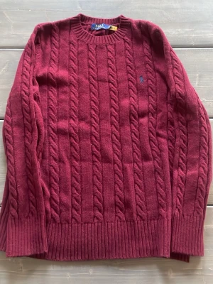 Ralph lauren tröja - En fin knitted tröja från Ralph lauren i vinröd färg. Extremt elegant tröja som utstrålar klass. Tröjan är storlek L men skulle säga att den även massar M. Bara använd en gång. Köp direkt så fraktar jag inom några timmar! Ingen prutning!🫱🏼‍🫲🏽