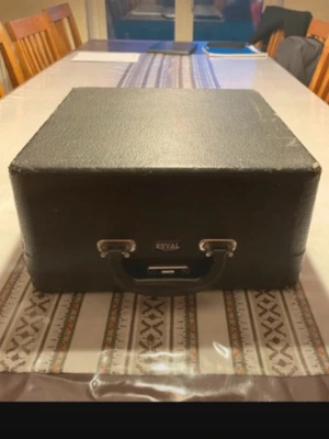 Skriv maskin från Royal - Helt välfungerande skriv maskin men såklart inte helt ny, men det syns att den är använd, inget alls är sönder. Väger ca 7/8 kg. Svart, fyrkantig vintage väska från Royal med robust handtag och metallspänne. Väskan har en hård utsida i konstläder och klassisk retrostil. Perfekt för dig som gillar unika accessoarer med old school-vibe.