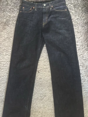 Mörkblå Momotaro jeans med ränder - Säljer ett par selvedge  jeans från Momotaro, använda 15gånger så typ helt nya. Skriv privat om ni har frågor 