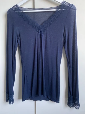 Intimissimi tröja  - Säljer denna fina mörkblåa intimissimi tröja med spets. 100 procent kashmir! Buda gärna 💕 kan posta samma dag om jag hinner! 