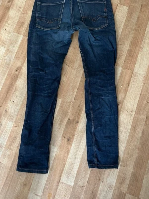 Mörkblå replay jeans - Säljer dessa mörkblåa jeans från Replay för att de är för stora. Har aldrig använt de. Storleken är w31 och L32 som står sista bilden. Fina byxor med unika detaljer och fade. Perfekt för alla outfits. Skriv om ni är intresserade 