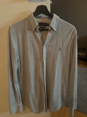 Grå långärmad skjorta från Ralph Lauren - Hej säljer denna gråa skjortan från Ralph Lauren som passar dig med storlek S.
