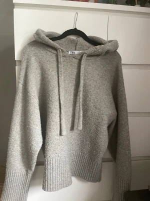 Zara stickad hoodie  - Säljer den populära stickade hoodien från Zara som jag använt någon gång, men köpt på vinted. Den är lite nopprig men inget som stör eller märks så mycket. Pris kan diskuteras! Storlek M 