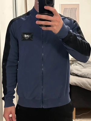 Blå ziptröja från Cavalli Class - Zip från Cavallli Class. Normal i storleken.