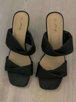 Svarta sandaler med klack - mammas gamla sandaler MED KLACK i storlek 39. De är lite för stora för mig och Mamma!!