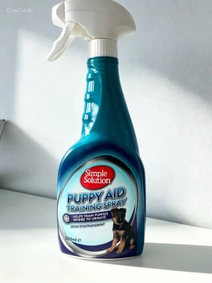 Puppy Aid träningsspray 500ml - Blå sprayflaska med vitt munstycke från Simple Solution. Puppy Aid Training Spray hjälper till att träna valpar var de ska kissa. Flaskan rymmer 500 ml 