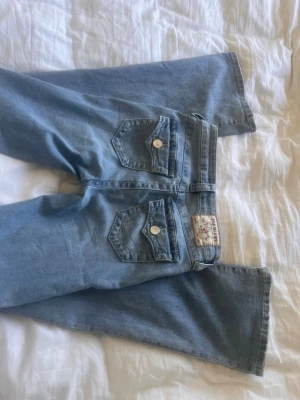 True religion jeans - True religion jeans med bootcut, byxorna har hål på benen som är plåstrade men inte så välgjort. Skriv privat för fler bilder eller frågor😊