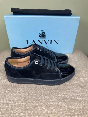 Lanvin skor - Hej, säljer nu dessa svin snygga Lanvin skor. Skorna är i grymt skick! Begränsat antal boxar och dustbag. Hör av dig vid frågor. 