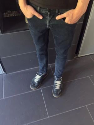 Dondup slim fit - Säljer ett par mörkblå  dondup slim fit jeans, helt oanvända i nytt skick! Modellen är 182cm lång