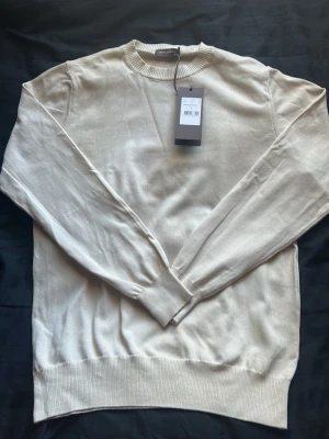 Oscar Jacobsson tröja - Valter roundneck i färgen beige, aldrig använd med prislappen på, köpt från deras hemsida, storlek S, gjord i Italien 