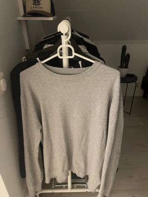 Ljusgrå stickad tröja - En stilren ljusgrå stickad tröja med rund hals och långa ärmar. Skriv vid minsta fundering eller fråga!🙌