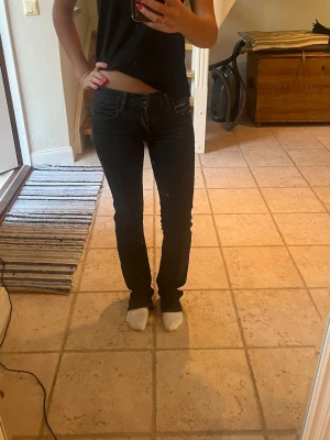 Coola jeans - Svarta jeans med motiv på fickorna i bra skick 