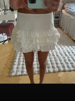 Zara minikjol - Säljer denna helt oanvända minikjolen från Zara med inbyggda shorts, strl S, lappen är kvar