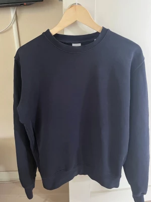 Mörkblå sweatshirt från Aspesi - En stilren mörkblå sweatshirt från Aspesi med rund halsringning och långa ärmar. Tillverkad i mjukt bomullsmaterial som ger en avslappnad och bekväm känsla. Perfekt till jeans eller sweatpants för en enkel och snygg look.