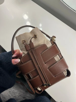 Brun och beige trendig handväska hm - Jätte snygg och trendig handväska från hm i brun. Passar till allt och är i nyskick💞