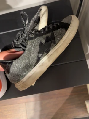 Glittriga sneakers från Zadig & Voltaire - As nice skor från Zadig, bra skick förutom smutsig på sulan. Storlek 38/39, utöver lite smuts som säkert går att göra rent är de i bra skick! 💕💕har inget kvitto eller låda eftersom de är köpta för så många år sedan! Obs, använda under loppet av ett år ish! 