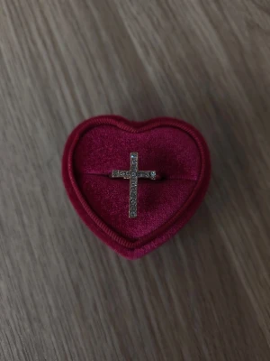 Guldfärgad ring med kors och stenar - Kors ring i storlek 17,7mm, guldfärgad.