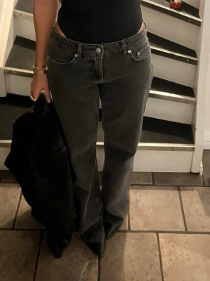 Straight low jeans  - Straight jena sne slår midja från NAKD. Grå/svarta. Använder sällan så säljer vidare💕💕 nypris: 700