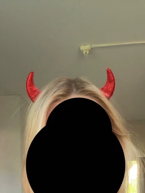 Diadem med röda djäluls glitterhorn  - Snyggt diadem med röda djävulshorn täckta av glitter. Perfekt accessoar till maskerad eller halloween! Säljer även ett kit med djävuls saker på min sida. Aldrig andvänd. Finns inte att köpa 