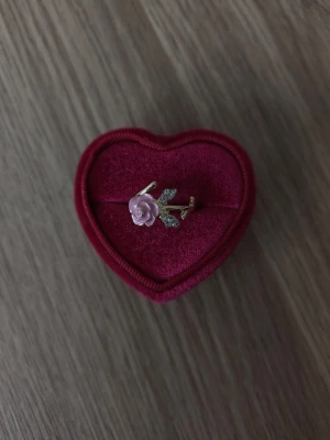 Guldfärgad ring med rosa ros - Ros ring i storlek 16,5mm, guldfärgad.