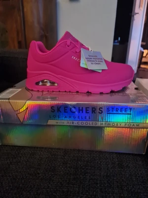 Hot pink Skechers sneakers NYA - Helt nya snygga hot pink sneakers, stl 38,  från Skechers med chunky sula och synlig luftbubbla i hälen. Tillverkade i ett slätt material som är lätt att rengöra och har Air-Cooled Memory Foam för extra komfort. Perfekta för dig som vill sticka ut med färg!