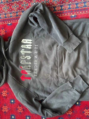Svart trapstar set(mjukisbyxor och hoodie) - Säljer ett par svarta mjukisbyxor från Trapstar samt hoodien då jag inte använder de längre.
