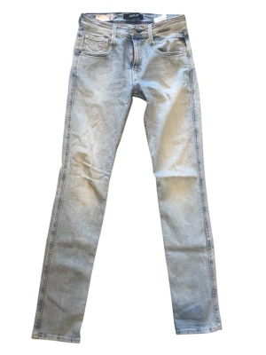Replay Anbass  - Snygga ljusblå jeans med raka ben och klassisk femficksdesign. Jeansen har en ljus tvätt och normal midja, perfekta för en avslappnad och trendig look. Tillverkade i denim med bälteshällor och knappgylf.